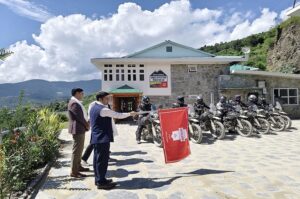 Shri Shashank Gupta, Sub-Divisional Magistrate and Shri Sidharth Sharma, Deputy Superintendent of Police, Theog, Himachal Pradesh flagged off the ride