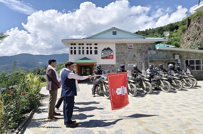 Shri Shashank Gupta, Sub-Divisional Magistrate and Shri Sidharth Sharma, Deputy Superintendent of Police, Theog, Himachal Pradesh flagged off the ride